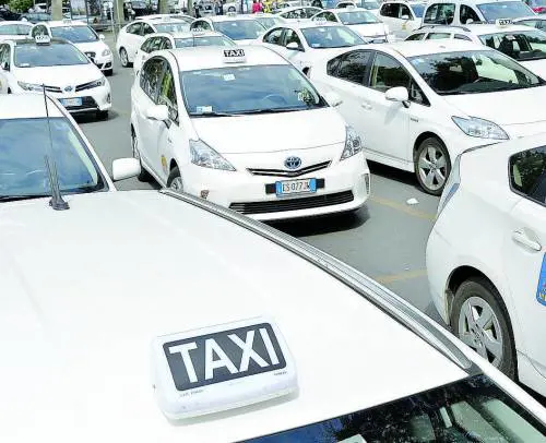 Taxi e auto blu in Regione «Regole per fermare Uber»