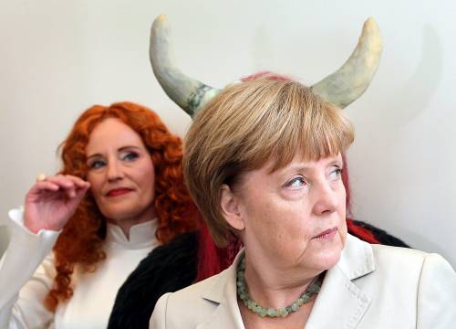 Merkel "con le corna" tradita dalla prospettiva