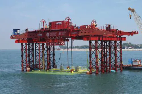 L'installazione della prima paratoia del Mose nel canale di Lido-Treporti a Venezia