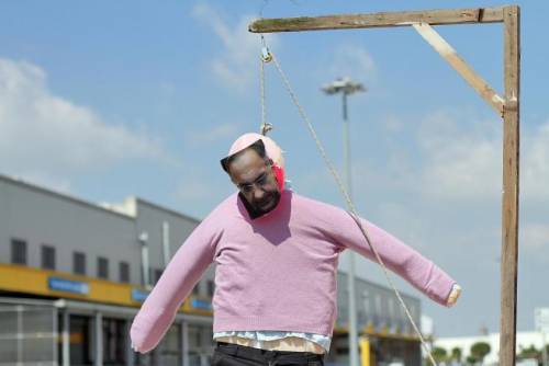 Il manichino di Marchionne impiccato a un patibolo: protesta choc a Nola