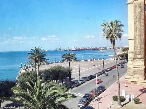 Taranto, 17enne precipita per un selfie