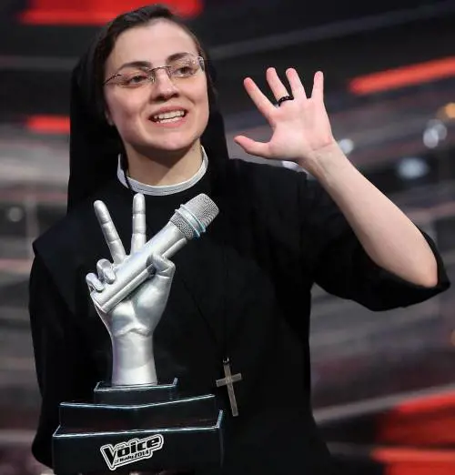 Suor Cristina stravince ma ora per cantare aspetta la benedizione