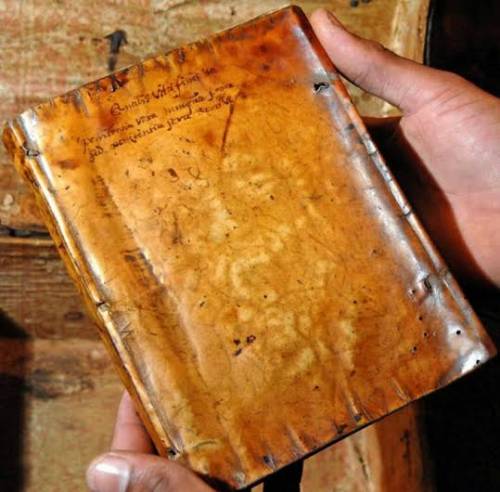 Libro in pelle umana