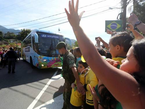  Il pullman della Seleçao brasiliana lascia il ritiro di Teresopolis tra tifosi e rigidissime misure di sicurezza