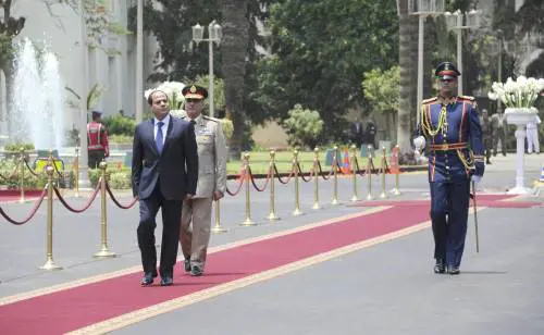 Sisi davanti alla guardia d'onore dopo il giuramento