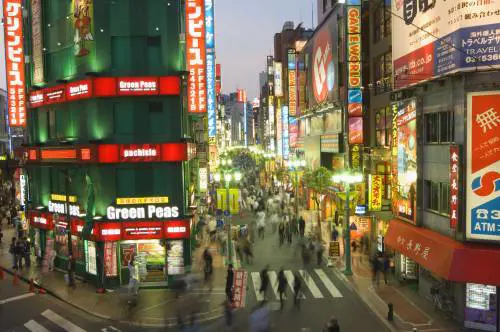Più donne e immigrati scelti. La via di Tokyo per non morire