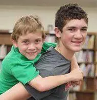 A 14 anni marcia  per 65 chilometri col fratello malato sulle spalle