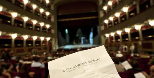 Roma si ribella all'occupazione del teatro Valle