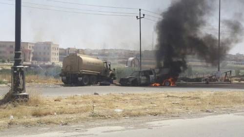 Mosul, veicoli delle forze di sicurezza in fiamme
