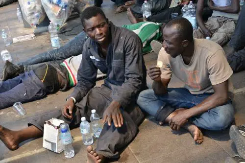 Immigrati scaricati per terra alla stazione di Rogoredo