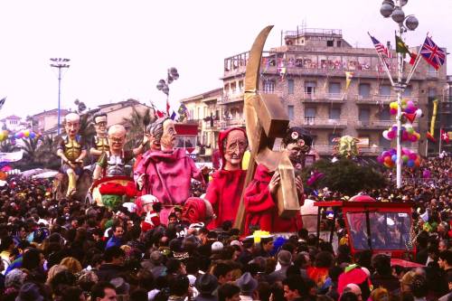 Viareggio finisce in rosso e ferma i carri di Carnevale