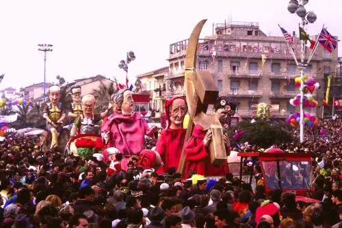 Viareggio finisce in rosso e ferma i carri di Carnevale