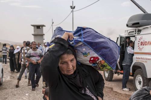 Civili di Mosul si allontanano dalla città occupata dall'Isis
