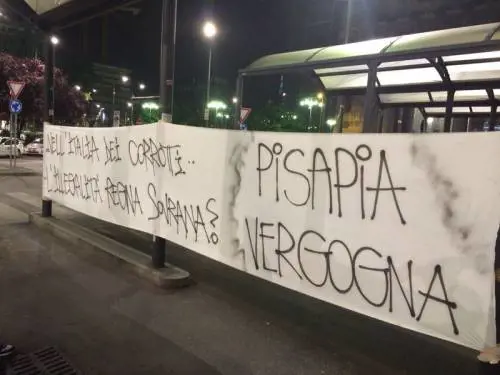 Sit in dei tassisti, la Digos cancella "Pisapia" dagli striscioni