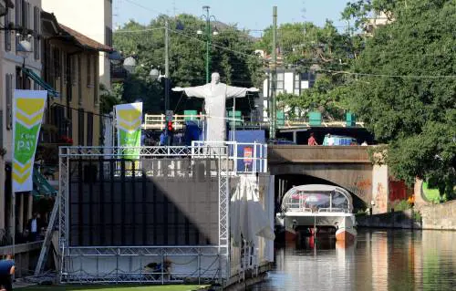 Il Cristo di Rio sui navigli a Milano