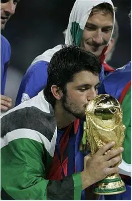 «...solo quando ci chiamano sul palco per darci la Coppa realizzo che abbiamo compiuto un’impresa. Prendo il trofeo, lo bacio e sussurro: “Quanti chilometri mi hai fatto fare per venire da te...» Gennaro Gattuso