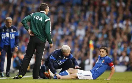 Montolivo a terra dopo l'infortunio