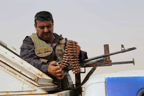 Un peshmerga curdo alle porte della città petrolifera di Kirkuk