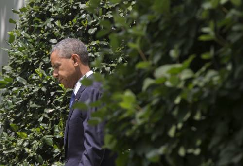 Barack Obama fuori dall'ufficio ovale della Casa Bianca