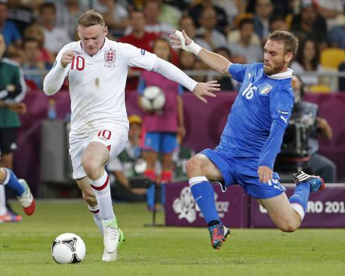 De Rossi e Rooney: con il modulo del doppio play, Giallorosso chiamato agli straordinari.