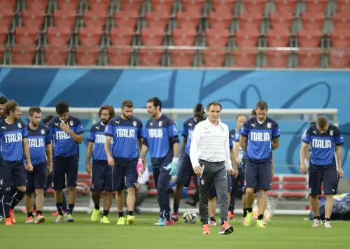 Cesare Prandelli con la nazionale italiana in allenamento