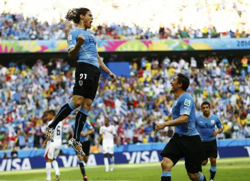 Edinson Cavani festeggia il goal contro il Costa Rica