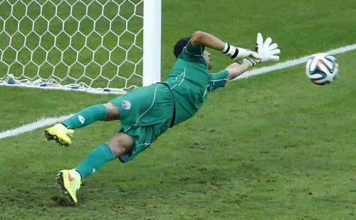 Il portiere del Costa Rica, Keylor Antonio Navas Gamboa, manca il rigore del 1-0 tirato da Cavani