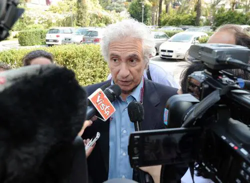 Corradino Mineo: "Renzi è subalterno ad una bella donna"