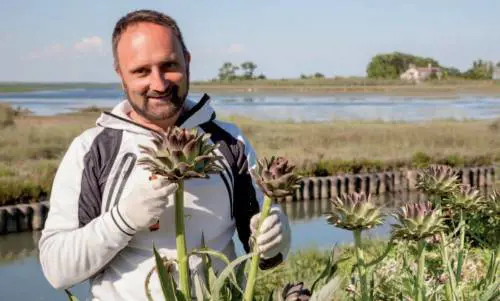Paolo Andrich, laureato, con i suoi carciofi