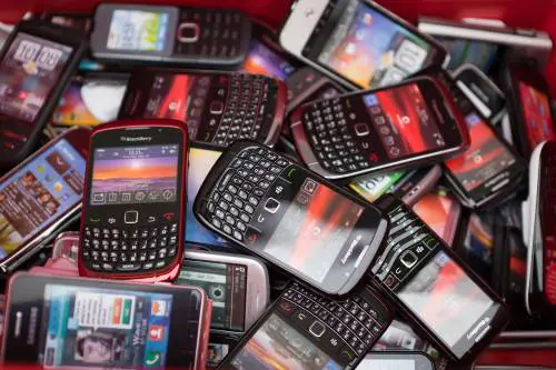 Tumori, 20 anni di ricerche ma non ci sono prove sui danni dei telefonini