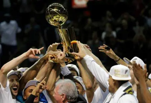 Gli Spurs festeggiano la conquista del 5 anello
