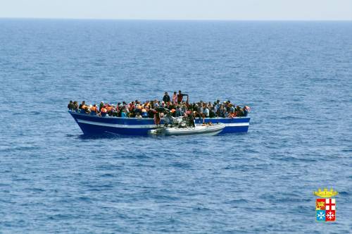 I militari della Marina soccorrono i migranti in mare aperto