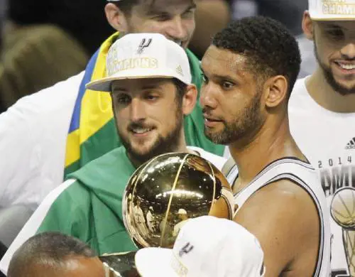 Belinelli festeggia con Tim Duncan il quinto anello