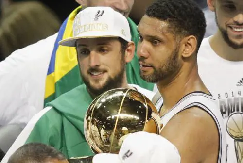 Marco Belinelli, a sinistra, festeggia la conquista del titolo Nba con i San Antonio Spurs