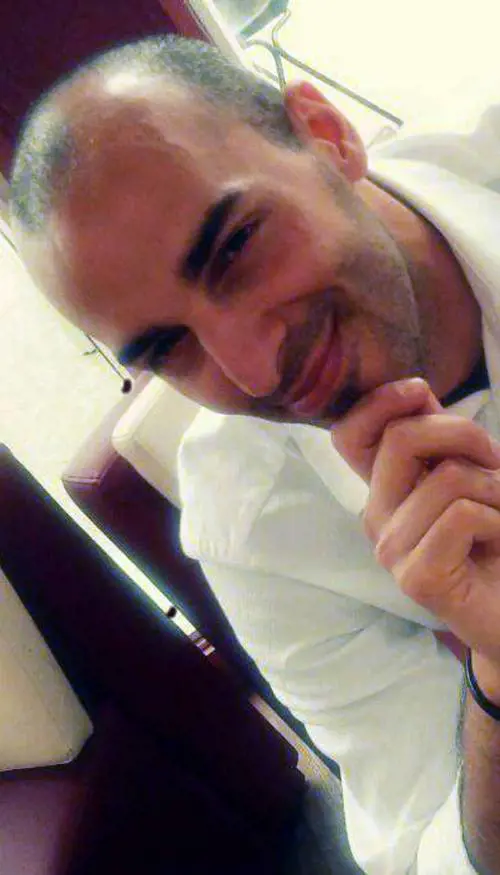 Un marito e impiegato modello con la passione di musica e sport 