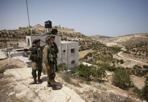 Soldati israeliani impegnati in un'operazione fuori Hebron, in Cisgiordania