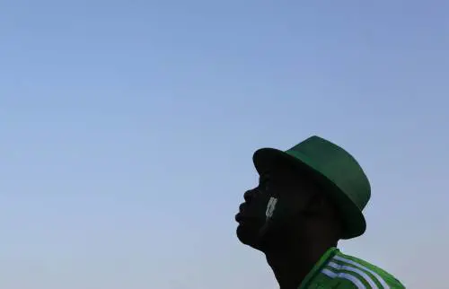 Un supporter della nazionale guarda il match Iran-Nigeria a Copacabana