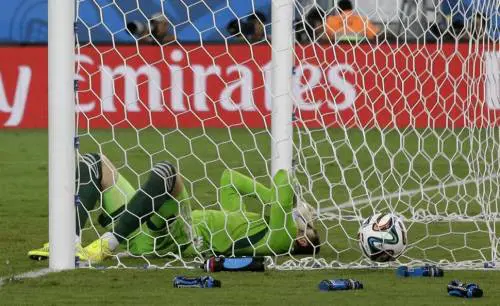 La disperazione di Akinfeev dopo la papera dello 0-1