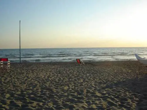 Baci hot a Fregene, procura chiede archiviazione per due ragazze