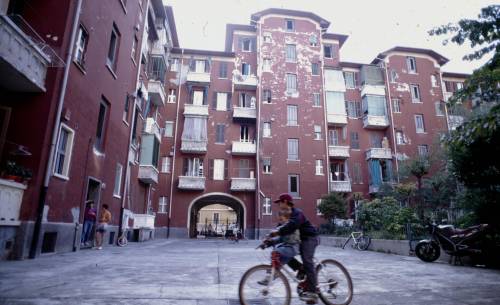 Assalto degli abusivi all'Aler Ora gli inquilini insorgono