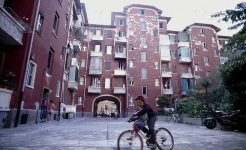 Assalto degli abusivi all'Aler Ora gli inquilini insorgono