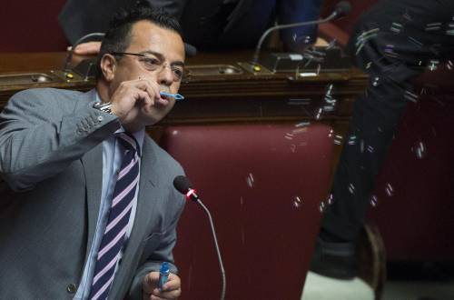 Buonanno fa le bolle di sapone: "Sono le promesse del premier"
