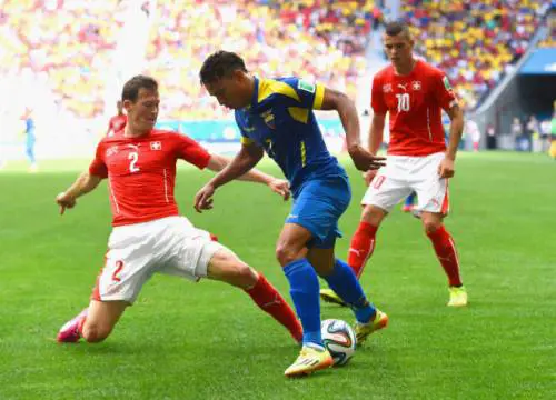 Jefferson Montero sfugge al bianconero Lichtsteiner