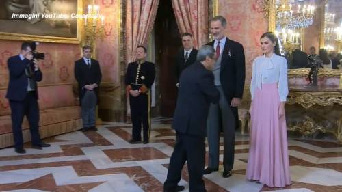 L'ambasciatore iraniano non stringe la mano alla Regina di Spagna