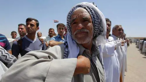 Volontari iracheni nella città santa sciita di Najaf