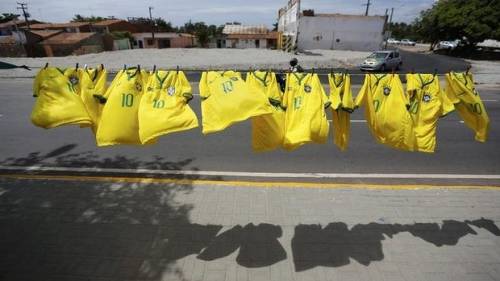 Mania maglia verde-oro in Brasile, in vendita a quasi 100 euro