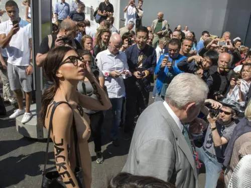 La performance delle bella Moirè lascia l'Art Basel a bocca aperta