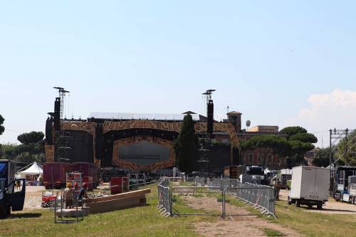 Gli ultimi preparativi al palco del concerto romano dei Rolling Stones