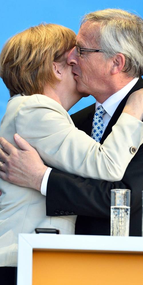 La cancelliera tedesca Angela Merkel bacia il lussemburghese Jean Claude Juncker