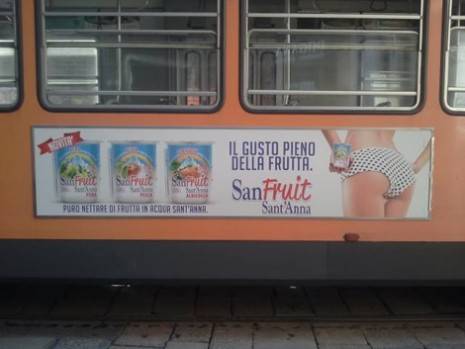 Milano, Pisapia censura un sedere (e uno yogurt)